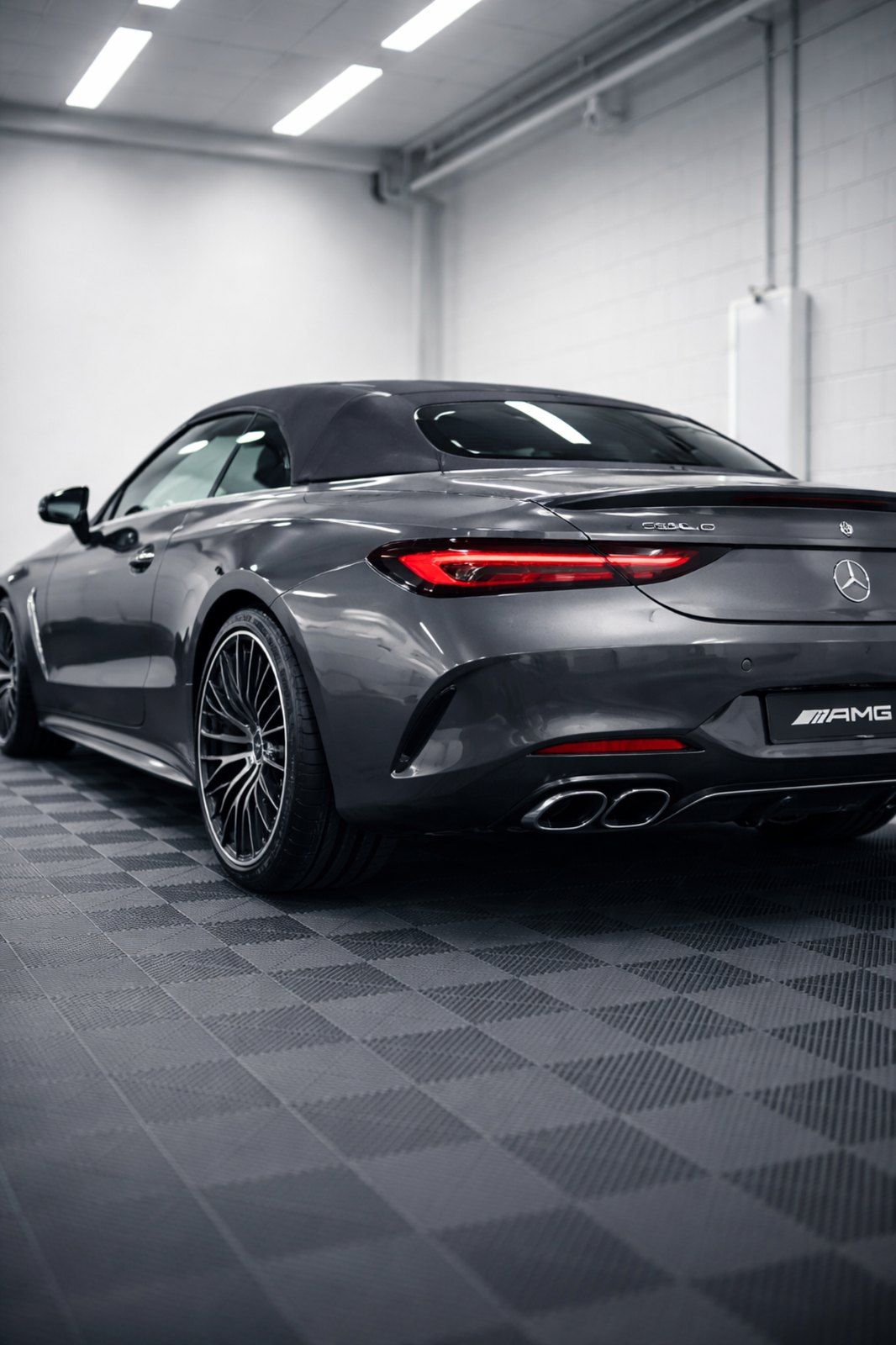 Mercedes in Studiohalle nach Lackaufbereitung