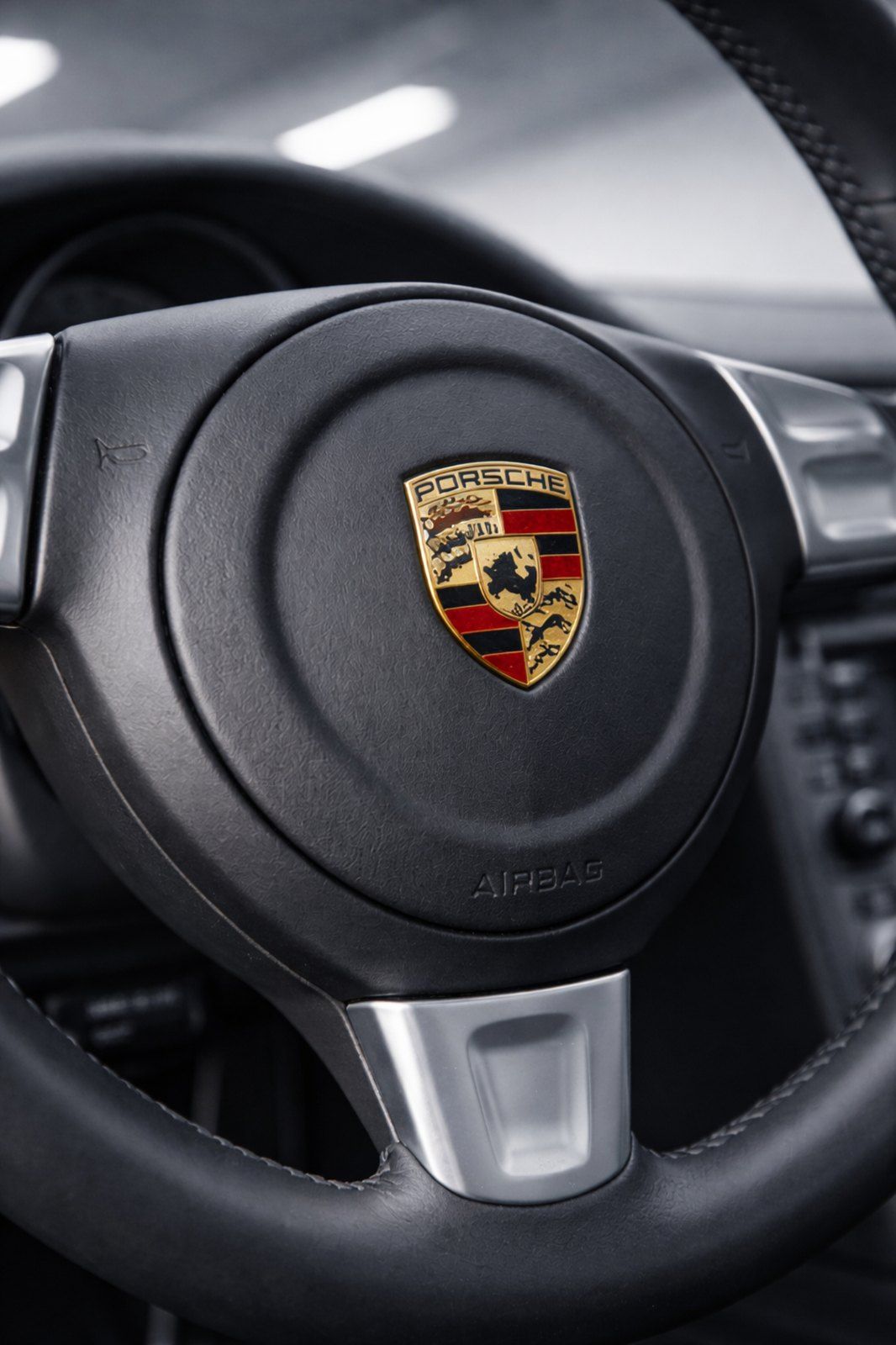 Lenkrad und Cockpit-Detail