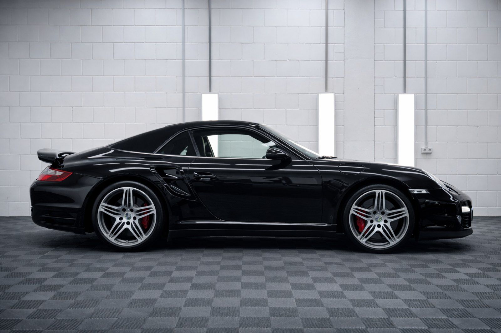 Schwarzer Porsche im Seitenprofil