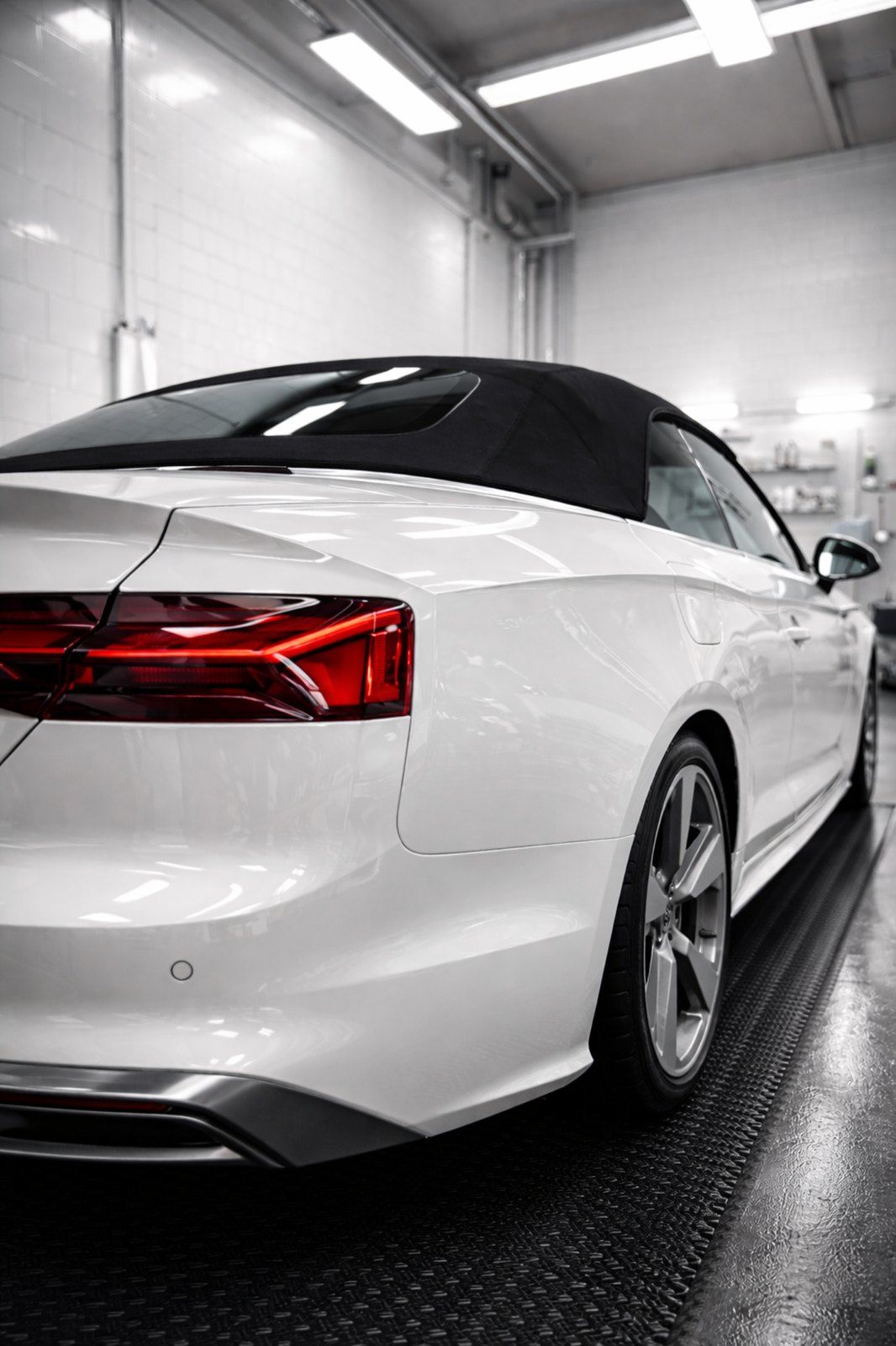 Weißes Cabrio in der Halle