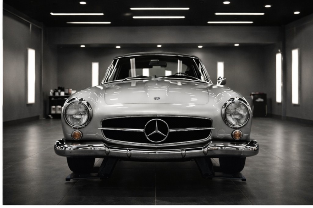 Klassischer Mercedes in der Aufbereitungskabine – Frontansicht