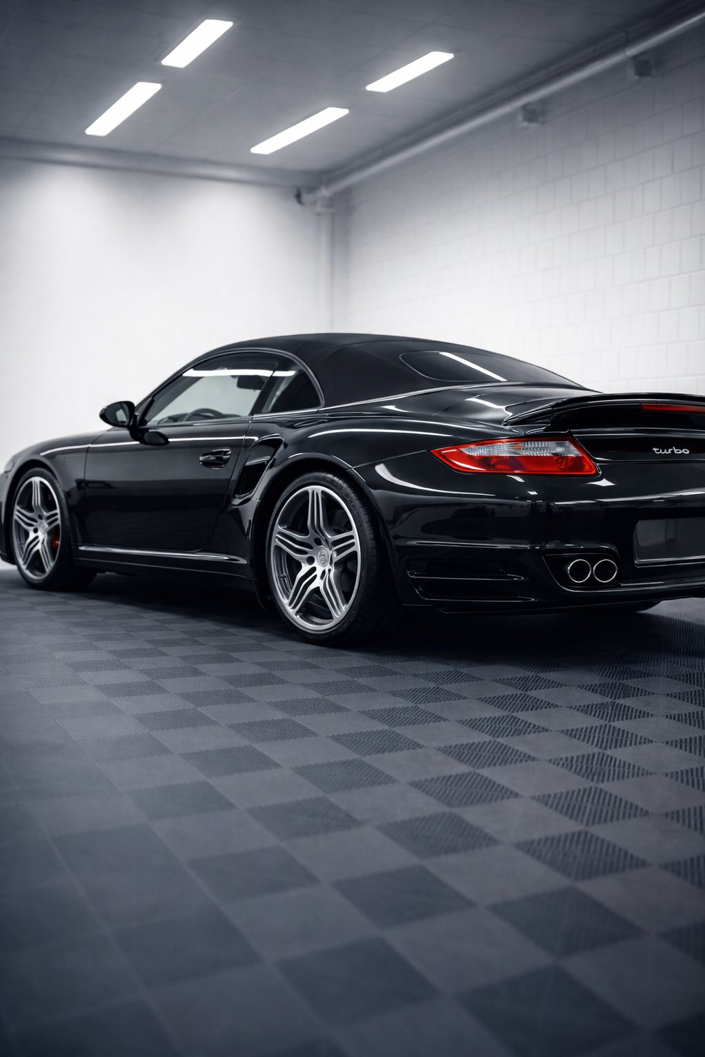 Tiefschwarzer Porsche 911 Turbo mit frisch korrigiertem Lack