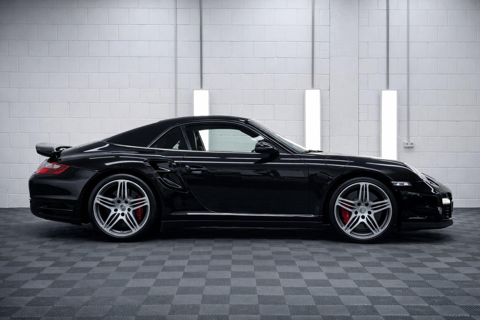 Porsche 911 Turbo in der Halle