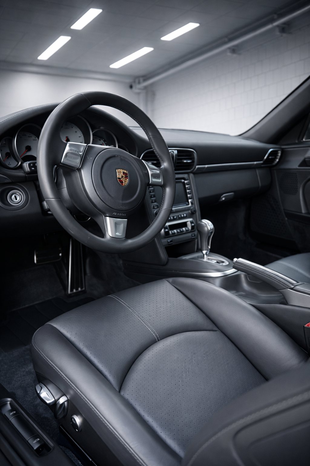 Porsche-Innenraum mit gereinigtem schwarzem Leder